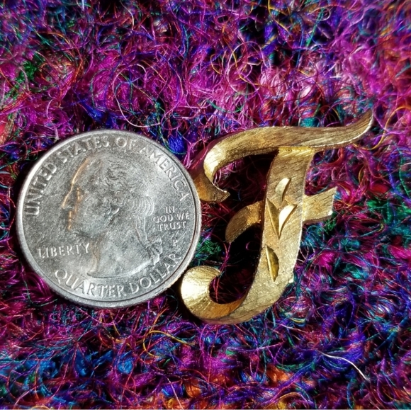 Vintage letter F brooch Mamselle textured gold tone pin initial alphabet - Picture 3 of 6